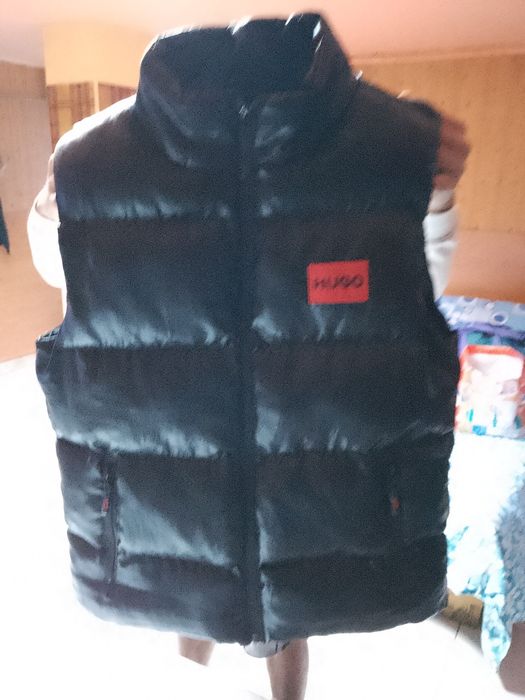 Vând vesta Hugo boss