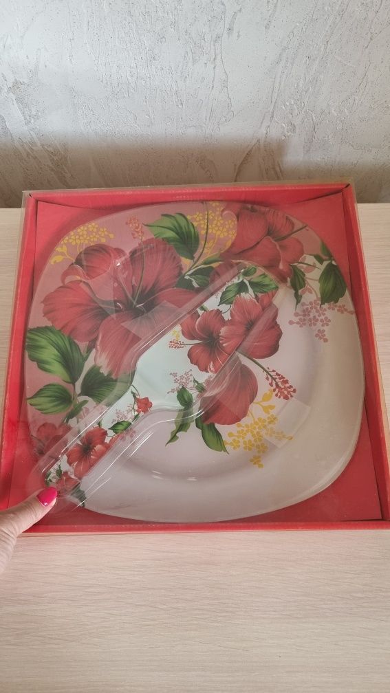 Продам плоскую тарелку с лопаткой.