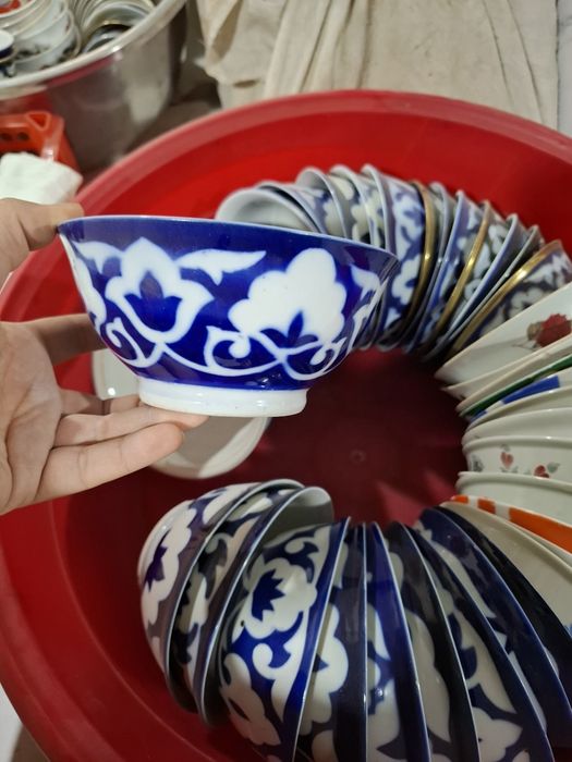 Idishlar sotiladigan choyxona uchun.