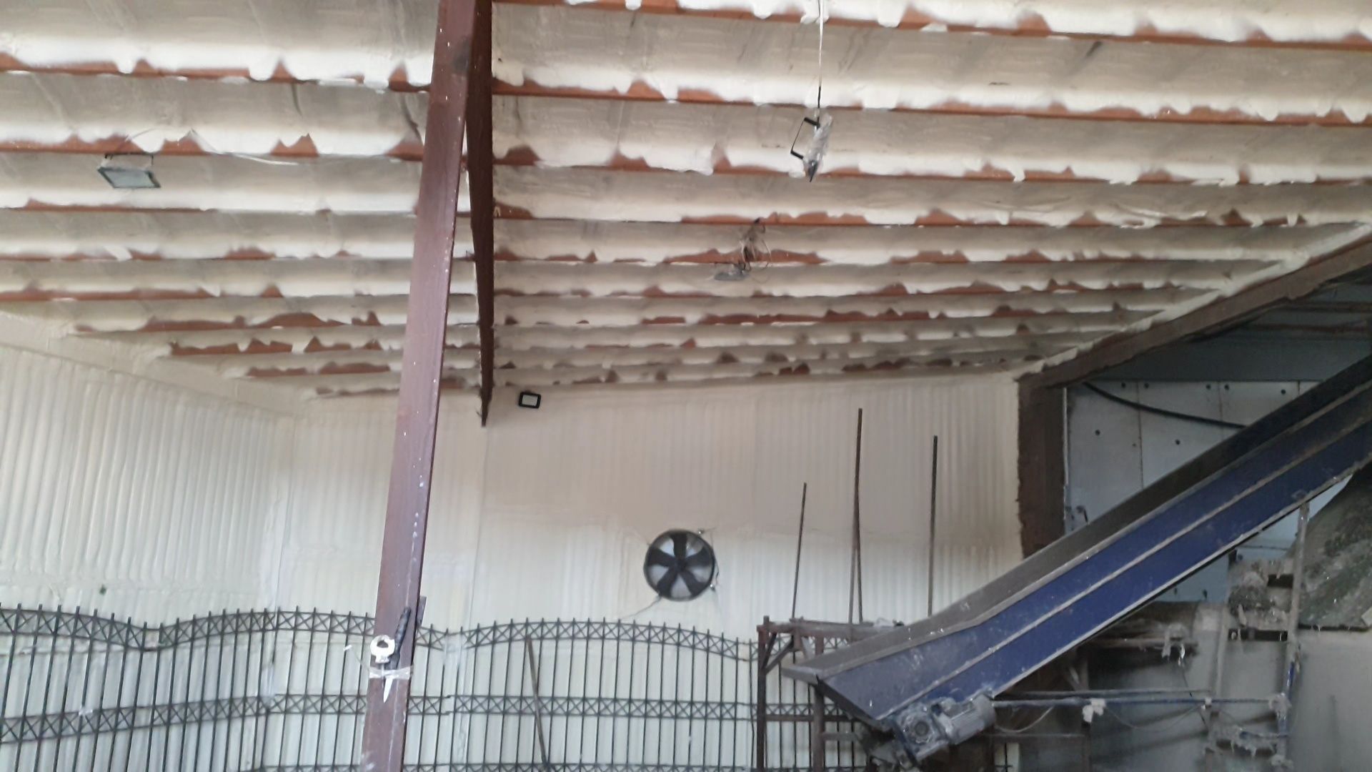 Утепление крыш стен мансарда ангары методом напылением ППУ