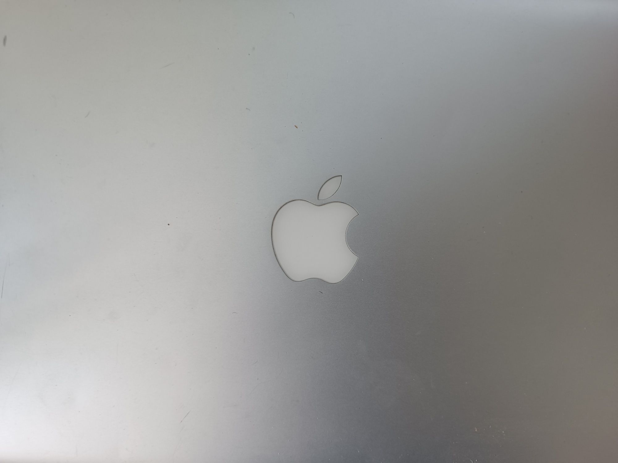 mac book (2009) 20 дюйм. Продаю только в своем городе