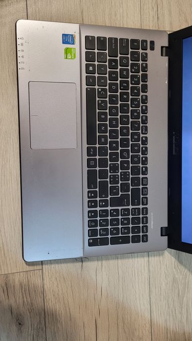 Laptop Asus X550L i74500u 1.8 GHz / 8 GB / 640 GB / GT 720M