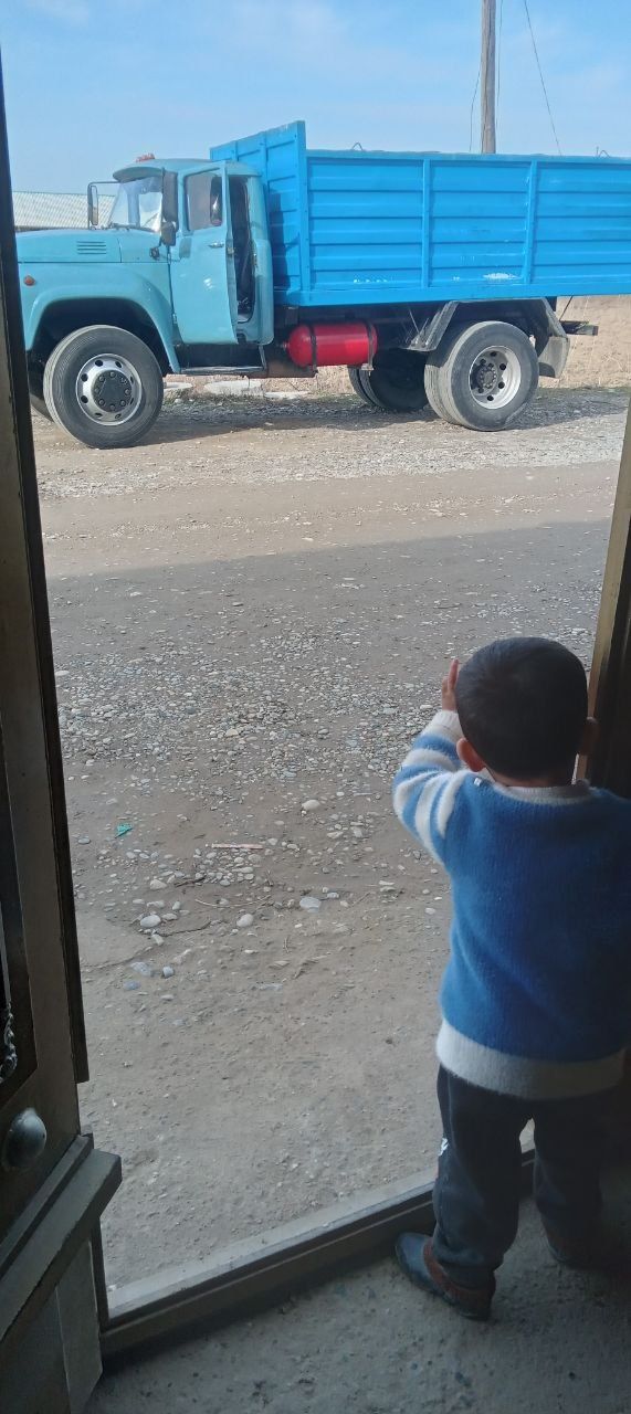 Zil 130. Moshina ishga tayyor metan gaz balonlar yangi
