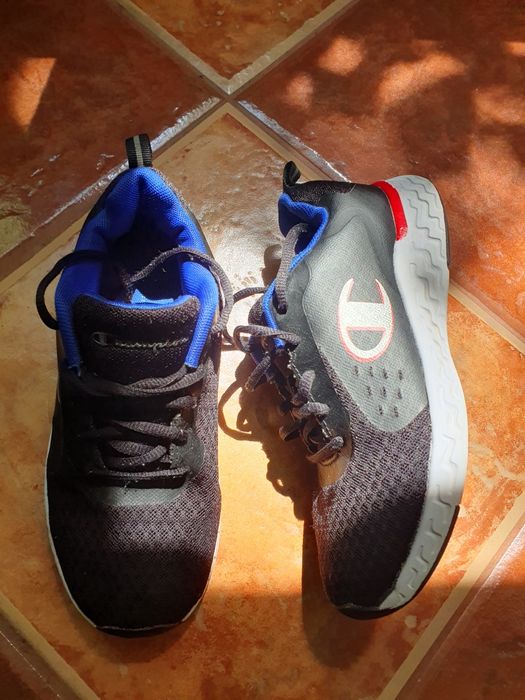 Adidași calitate, mărci diferite.