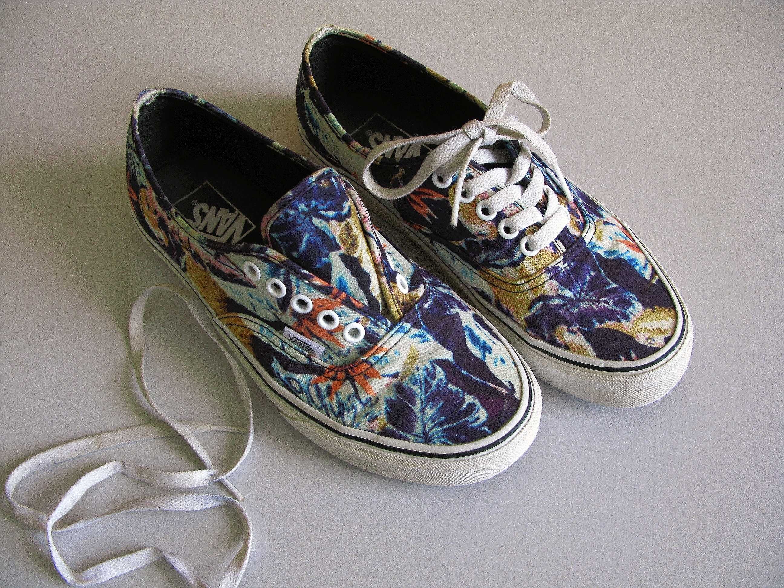 Tenisi Vans, unisex, model deosebit, ca si noi !