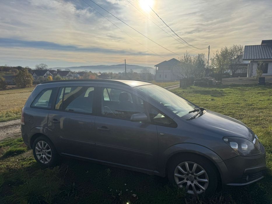 Vând Opel Zafira anul 2005. Preț 1300 euro negociabil.