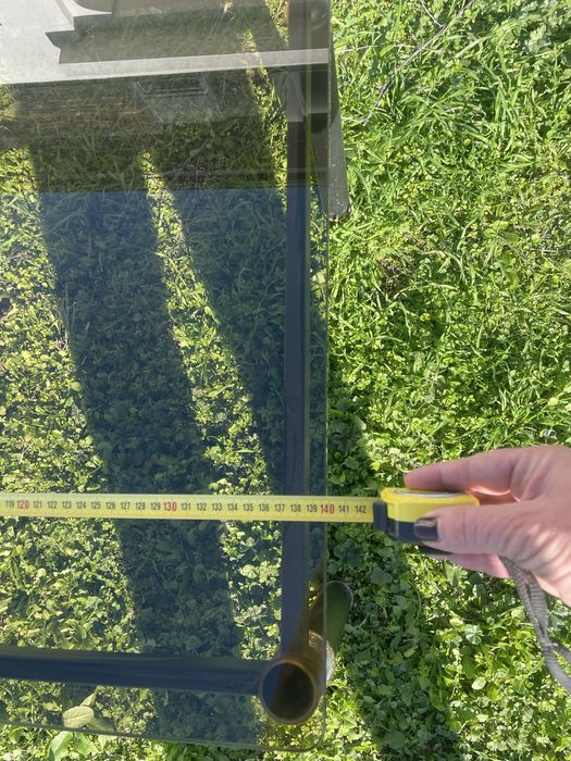 Холна маса със метални крака и стъкло