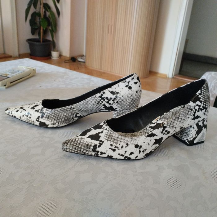 Нови затворени обувки.