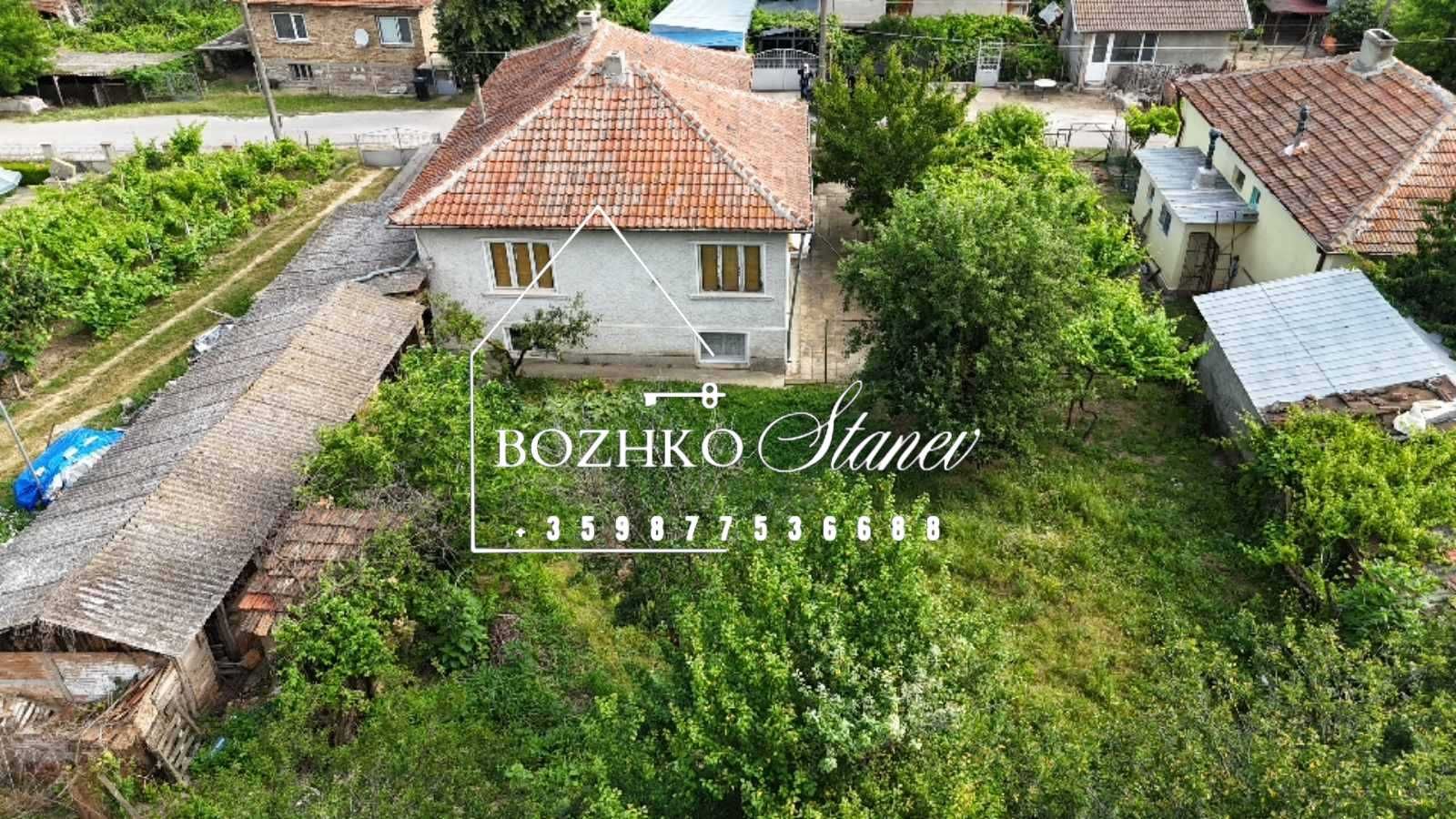 Продава се двуетажна къща