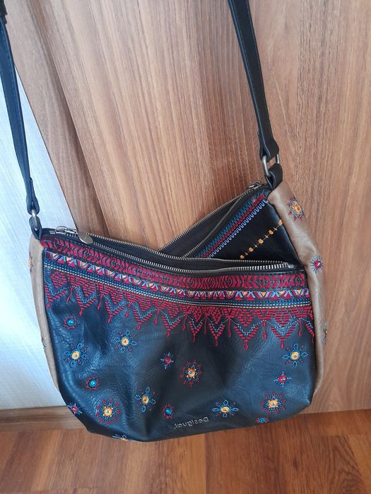Desigual дамска чанта.