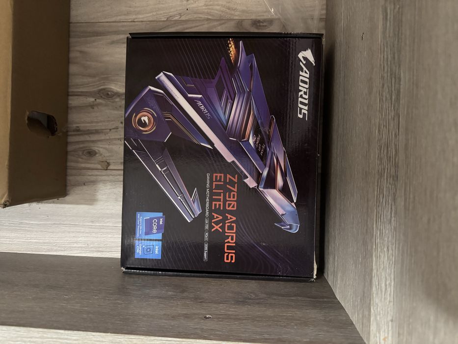 компютър (RTX 5070, i7 14700KF, ram 32gb, 1TB SSD)