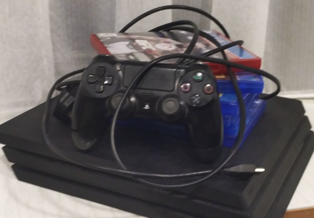 PS 4 PRO + 3 диска
