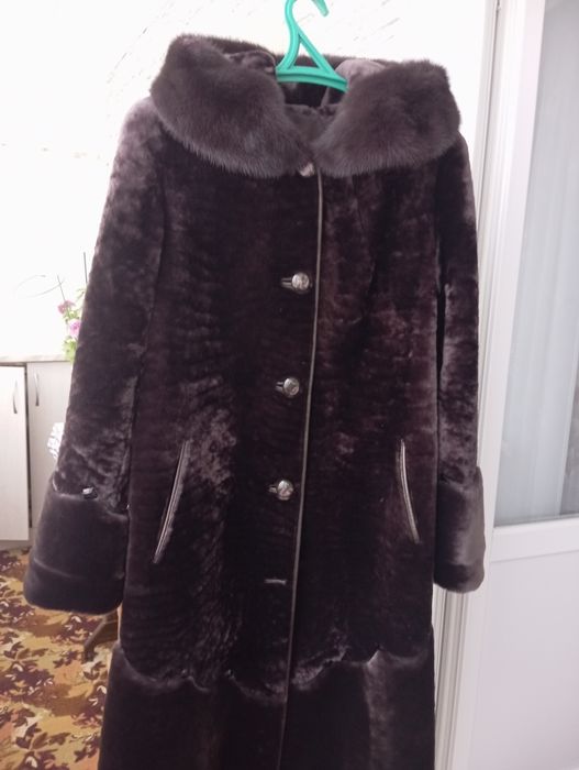 Продам шубу мутон с норкой  с капюшоном новая  размер 52