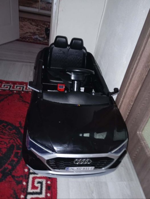 Vând mașinuță electrică Audi SQ8 2×35W 12V cu muzic player