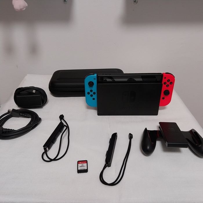 Consola NINTENDO Switch 2019,se vinede cu 3 jocuri!