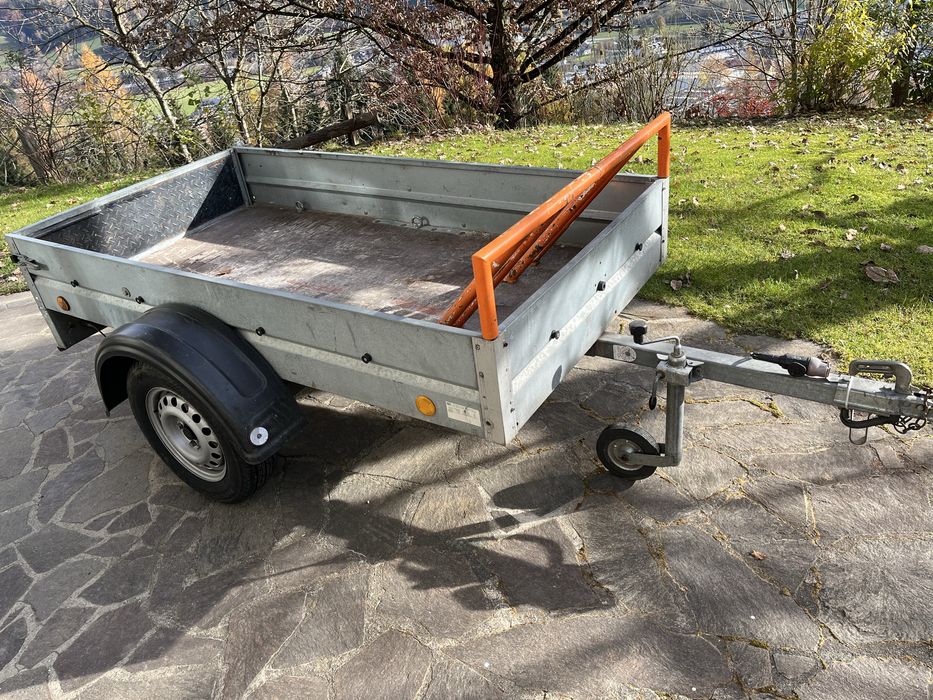 Ремарке за лек автомобил с стойка за мотори