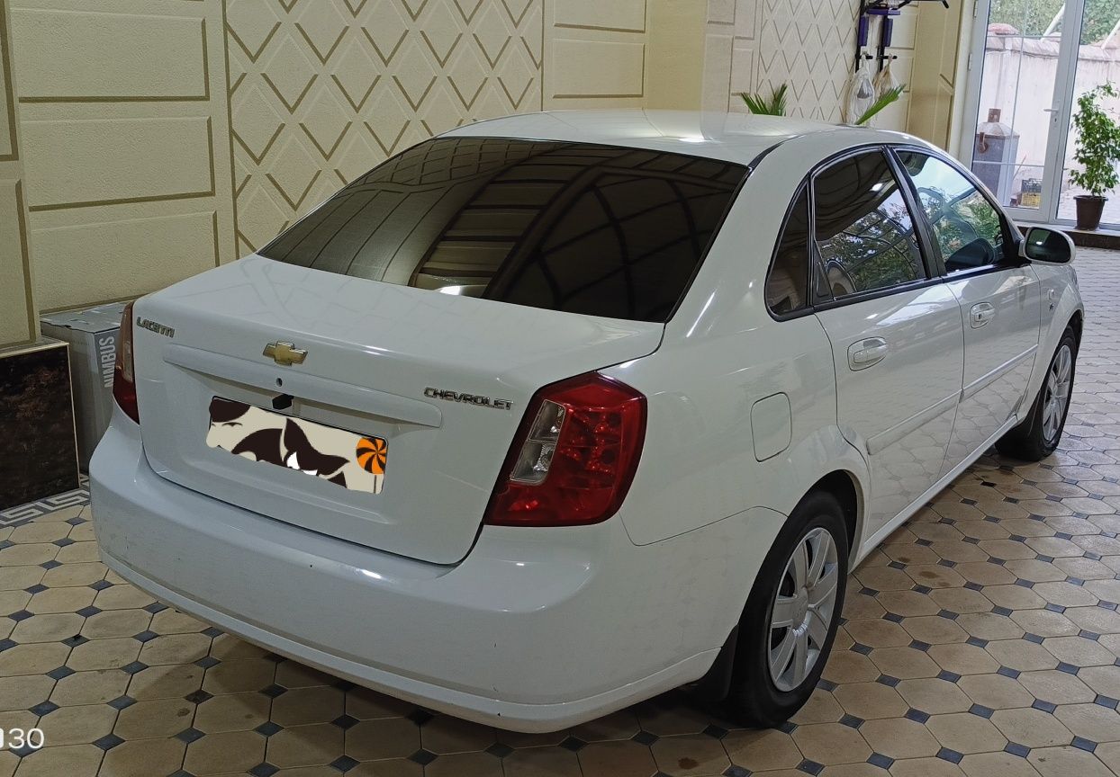 Lasetti 1.8 sotiladi