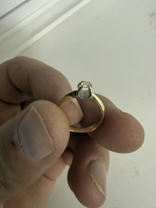 Продаю золотое кольцо с брильянтом