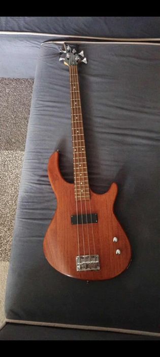 Продавам бас китара