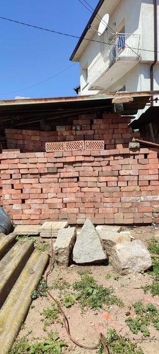 Продавам тухли единици фасадни на дупки - гр.Самоков.