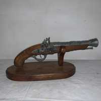 Panoplie pistol pe suport de lemn