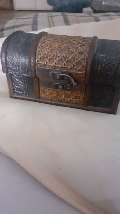 Caseta bijuteri și suport pahare