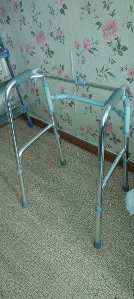 Ходунки для пожилых  или инвалидов