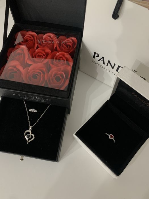 2 кольца и один кулон одна от пандоры с коробками