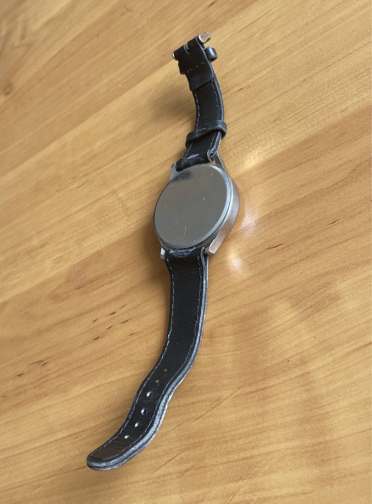 Часовник с черна кожена каишка от естествена кожа