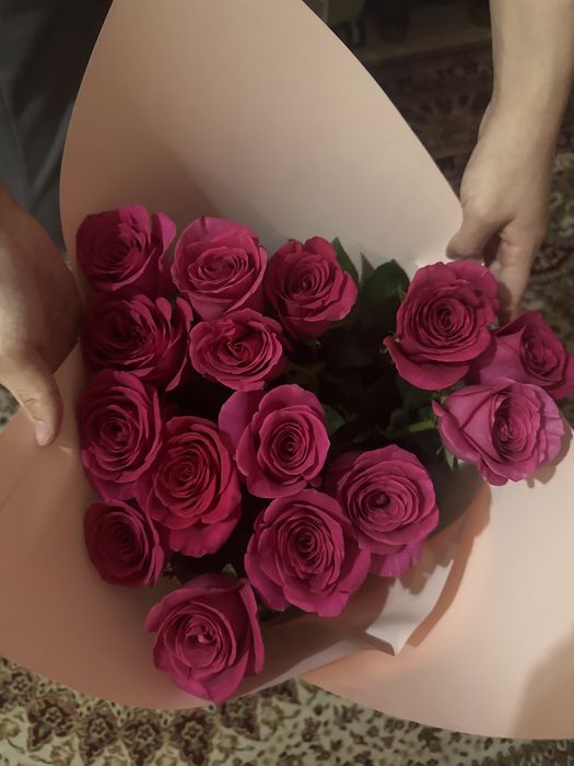 Букет красных роз 15 шт