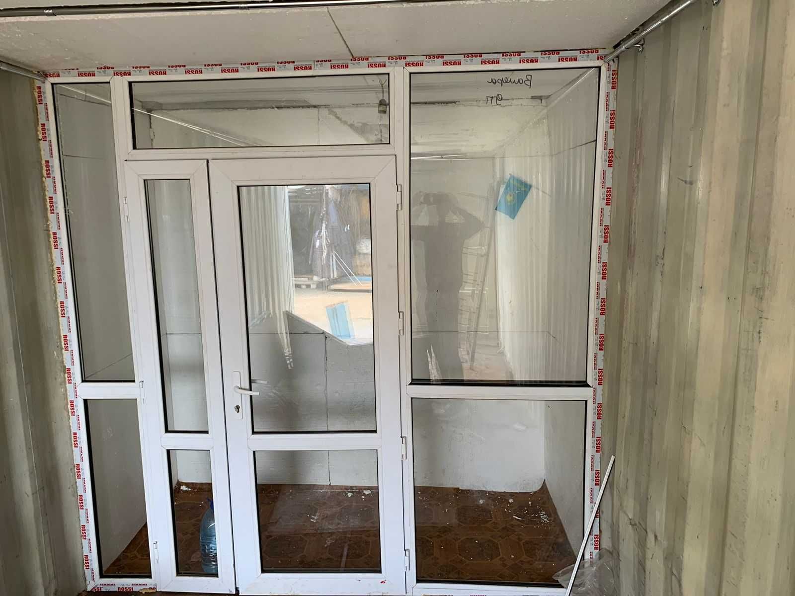 Продается пластиковый дверь со стеклянной стеной