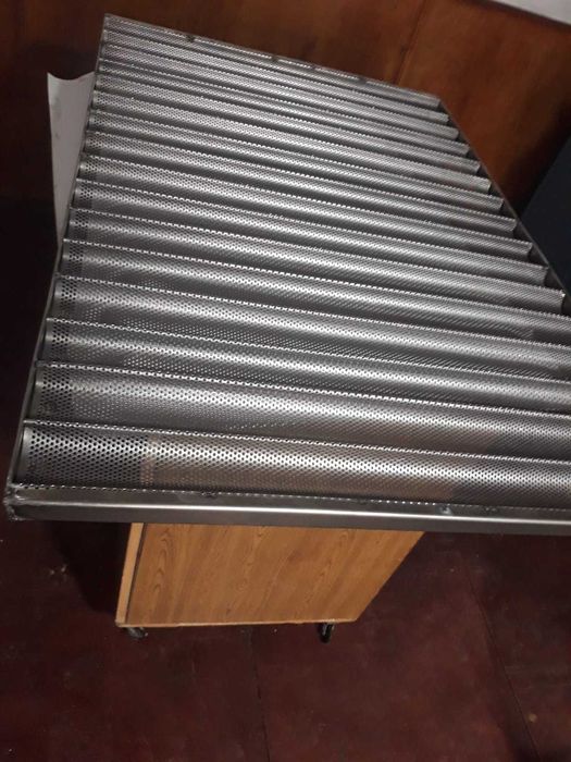 Tavi  p[erforate pentru  bagheta din tabla neagra si inox