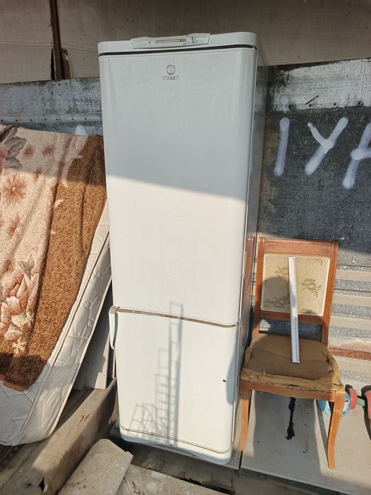 Холодильник indesit