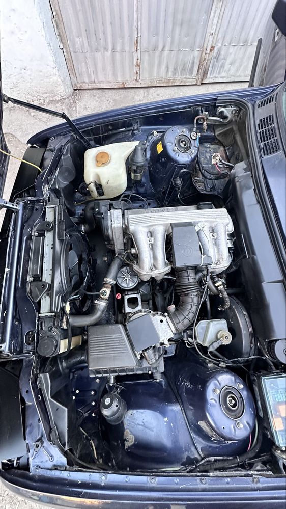 BMW E30 sedan 1987 год