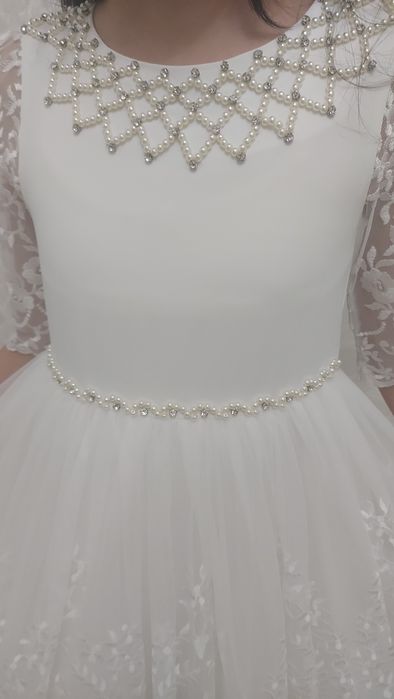 Платье белое  со стразами покупали в жаине не помятое качественное