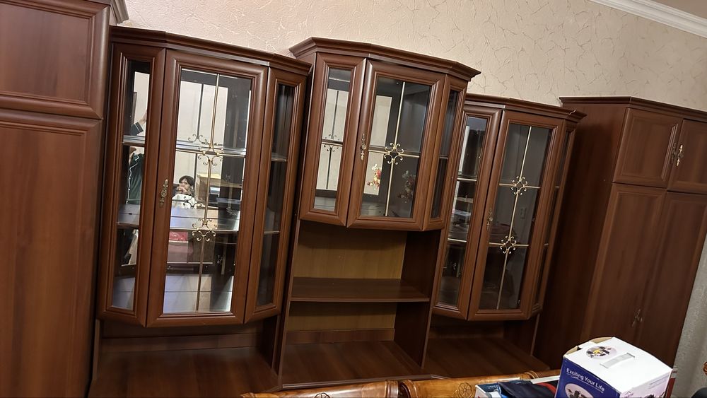 Продам срочно  стенку сервант