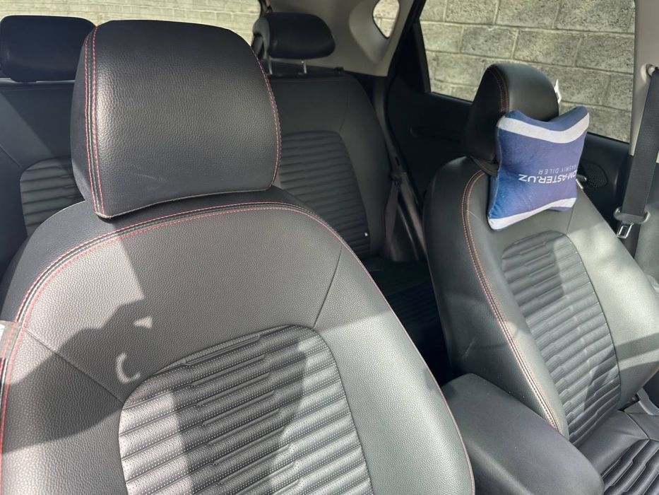 Kia Sonet mokriy asfalt