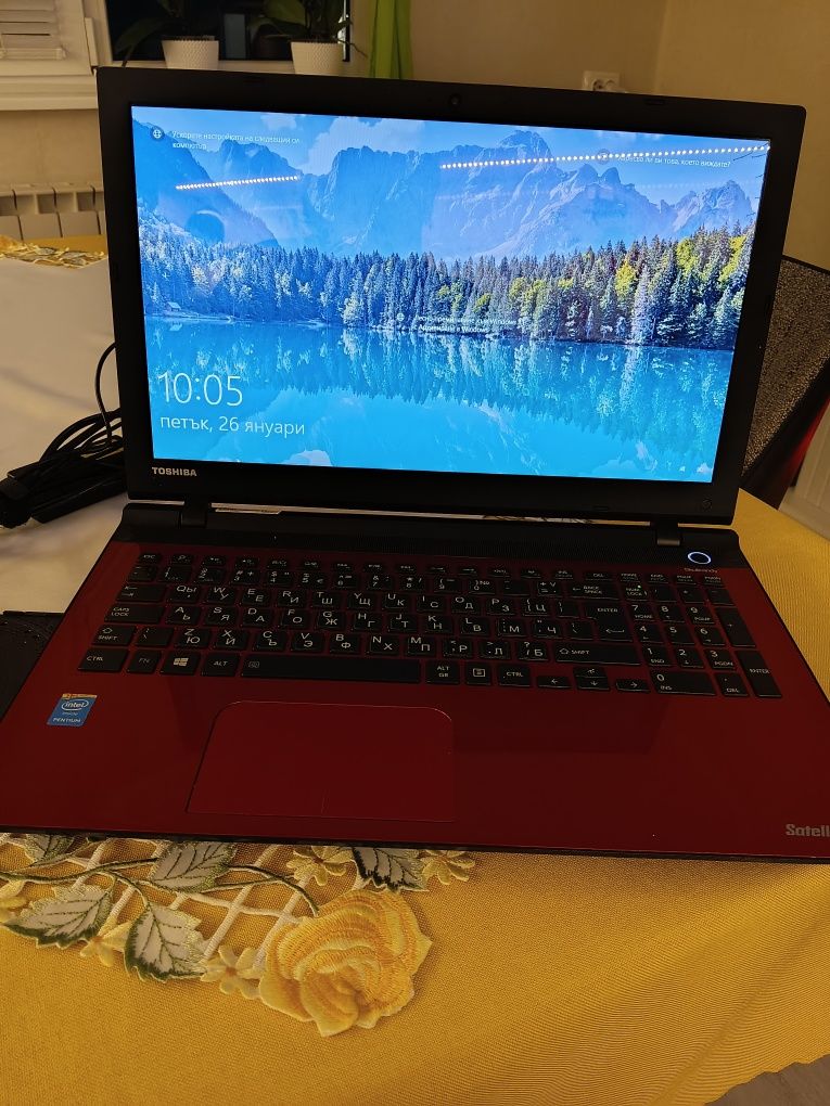 Лаптоп Toshiba- червен