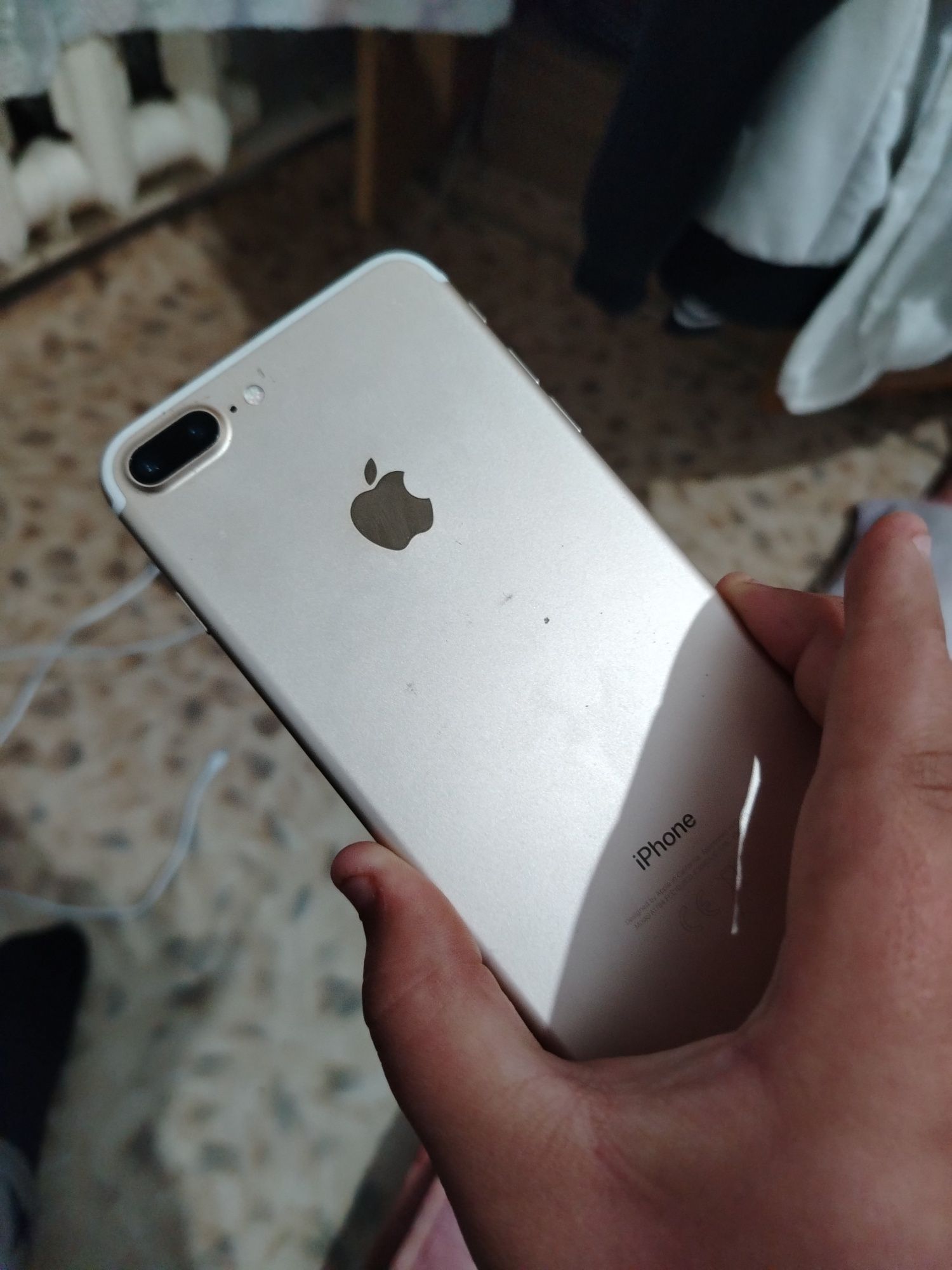 Продам IPhone 7+ с гарантией!