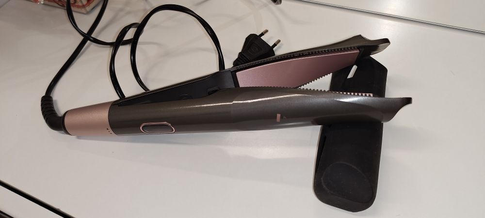 Продавам преса за кода Remington curl and straight