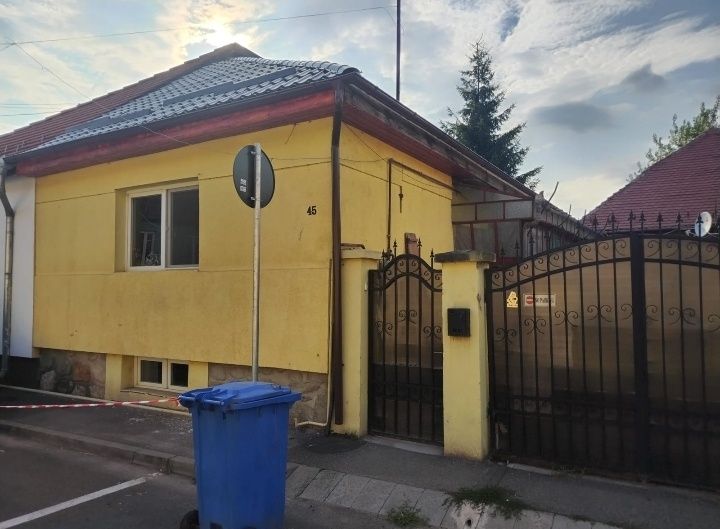 Casa doua apartamente singur in curte