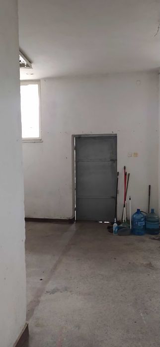 Помещение подходящо за магазин, офис или склад.