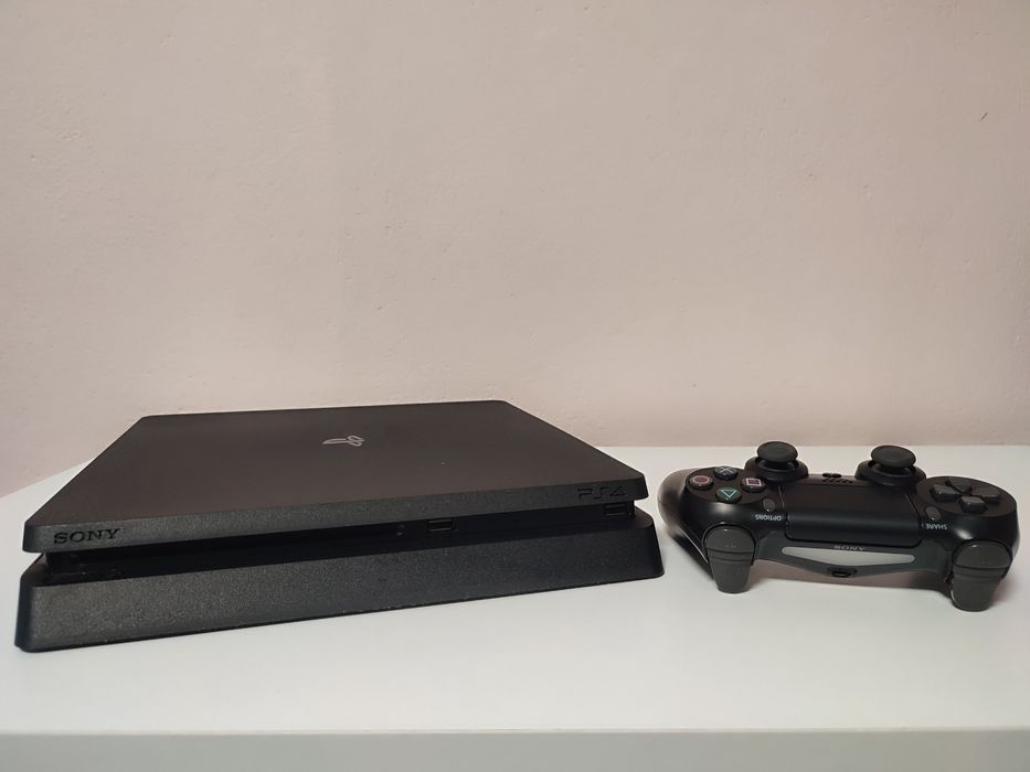 Play Station 4 500GB + 3 игри