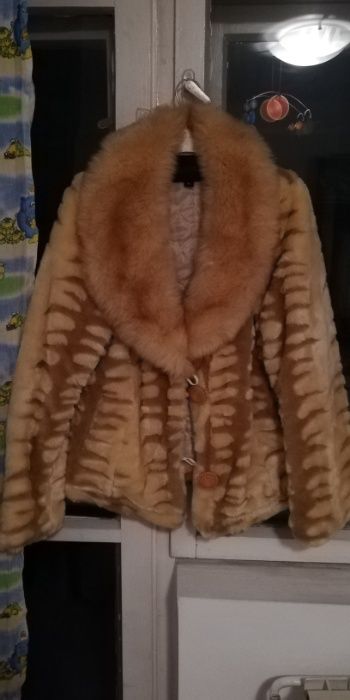 Scurta de blana, culoare bej cu  maron.