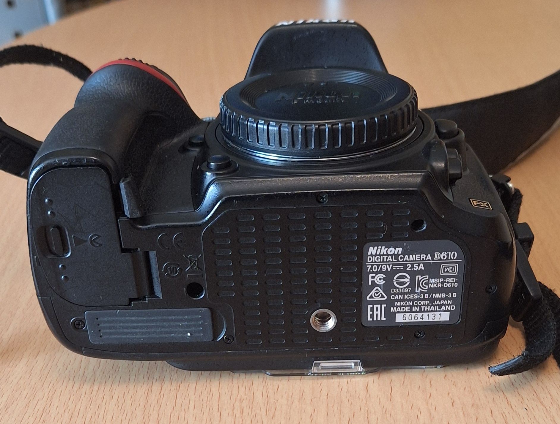 Nikon D610 – Body + baterie + încărcător – defect autofocus – 1600 lei