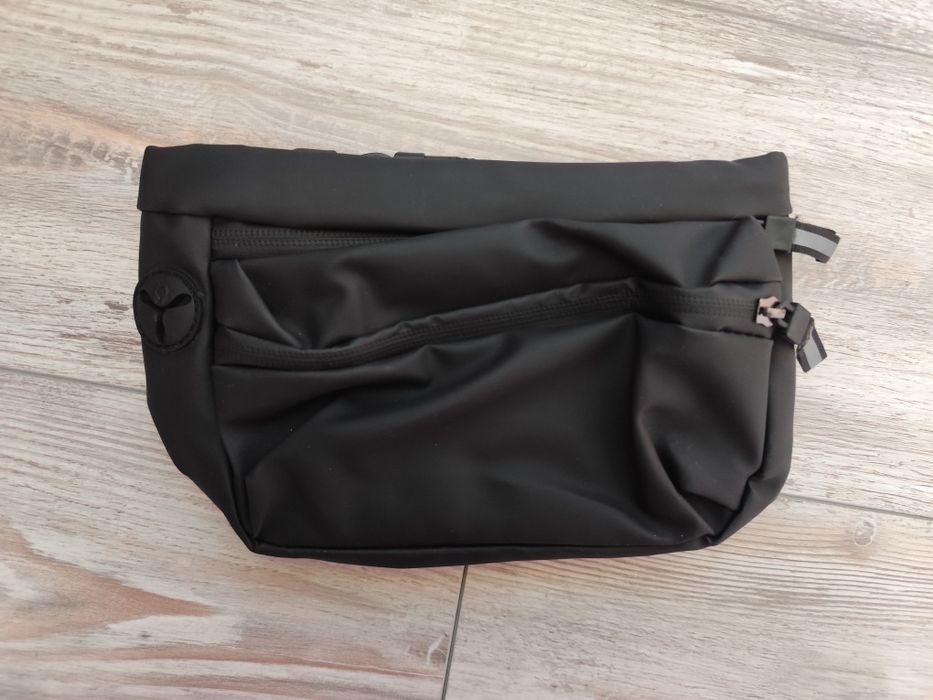 Черна спортна чантичка за кръст