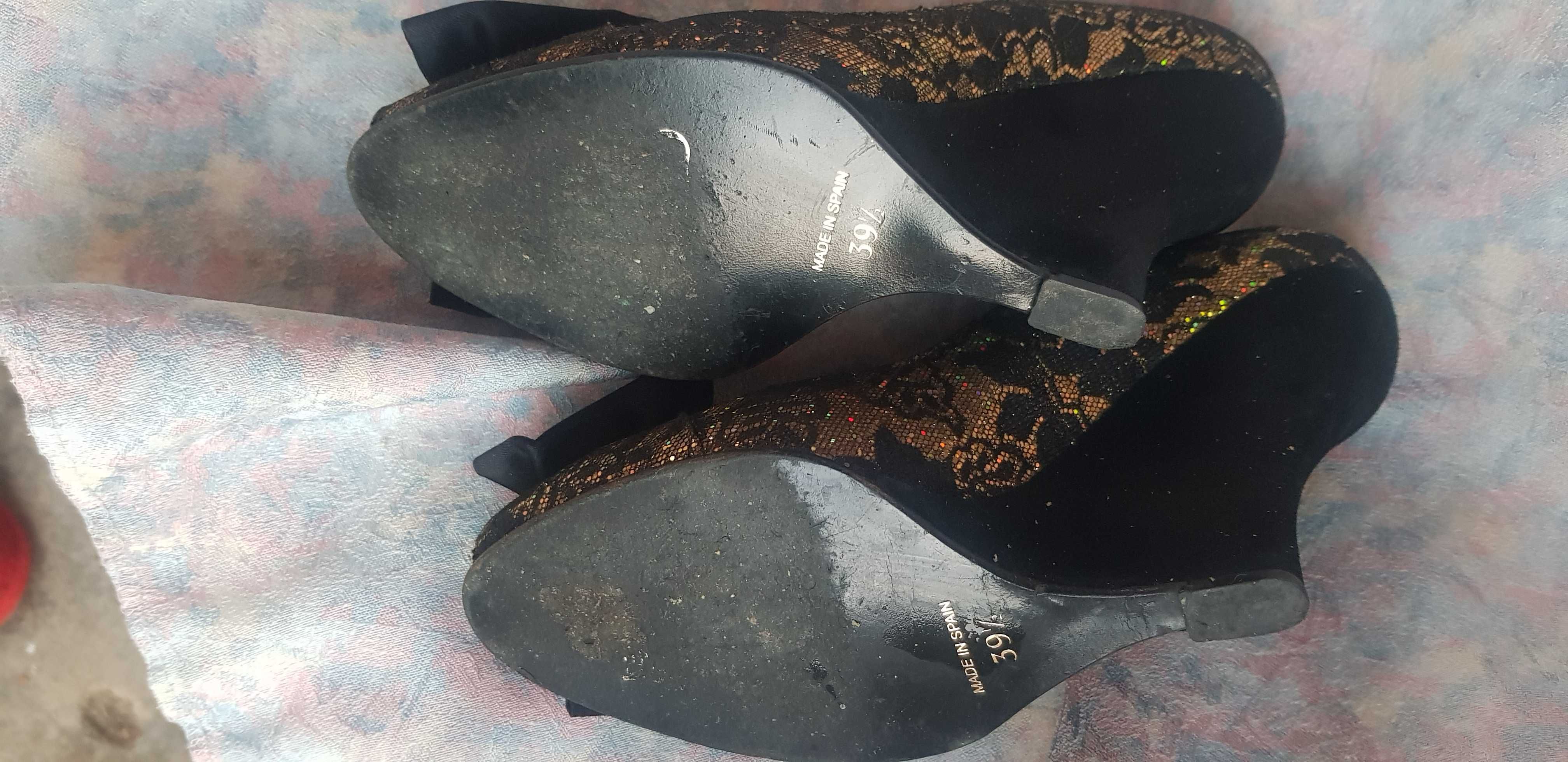 pantofi cu plasa neagra pe fond auriu