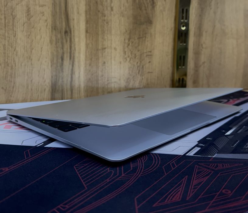 Macbook Air 2019 i5 8/256GB