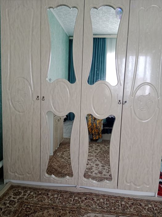 Продам шкаф, в хорошем состояни, бежевый цвет, с зеркалом,