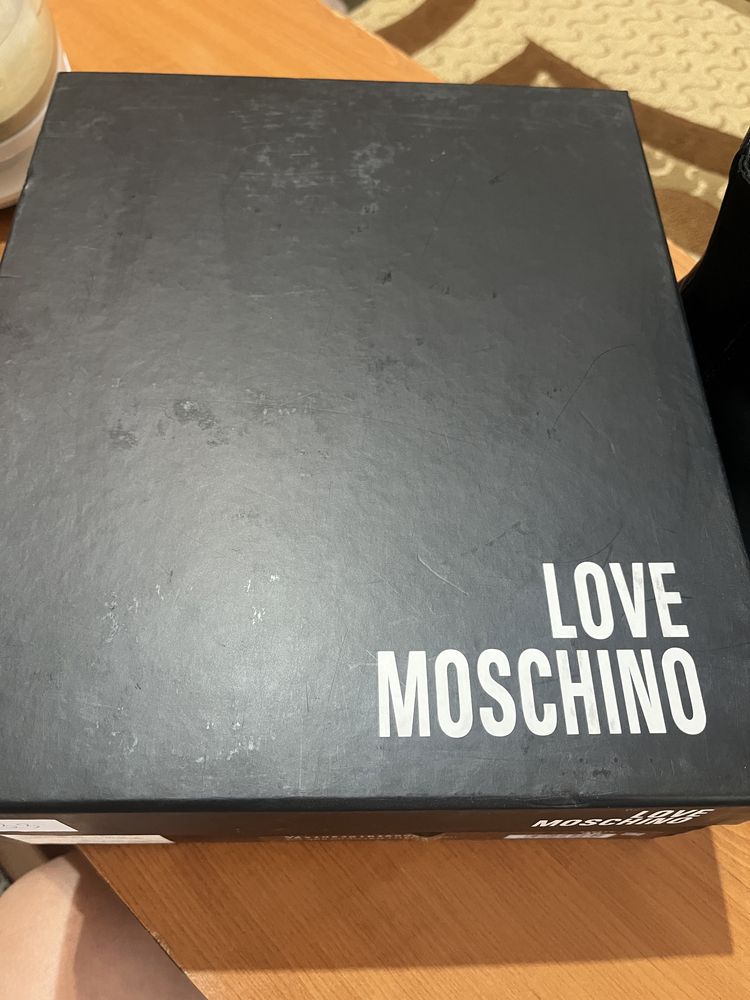 Ghete Love Moschino